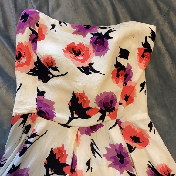 Short floral strapless dress with an open back - Picture 8 of 8